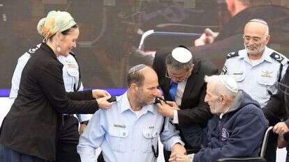 אברהם פרנקל, אביו של הנער נפתלי פרנקל הי"ד, מונה לנשיא בית הדין למשמעת של משטרת ישראל וקיבל דרגות, היום. | דוברות המשטרה