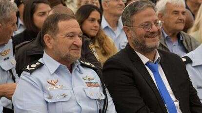 השר לביטחון לאומי איתמר בן גביר ומפכ"ל המשטרה קובי שבתאי בטקס המינויים במשטרה, היום. | דוברות המשטרה השר לביטחון לאומי איתמר בן גביר ומפכ"ל המשטרה קובי שבתאי בטקס המינויים במשטרה, היום. | דוברות המשטרה