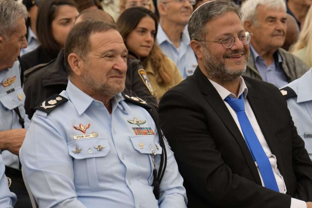 השר לביטחון לאומי איתמר בן גביר ומפכ"ל המשטרה קובי שבתאי בטקס המינויים במשטרה, היום. | דוברות המשטרה