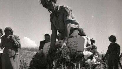 קבר האחים בקיבוץ מעוז־חיים לנופלים בקרב מלכיה, 1948. | אוסף מיתר, האוסף הלאומי לתצלומים על שם משפחת פריצקר, הספרייה הלאומית