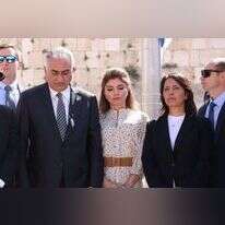 יורש העצר האיראני רזא פהלווי ורעייתו הנסיכה יסמין, בצפירת יום הזיכרון לשואה ולגבורה בכותל המערבי. מימין: השרה גמליאל. | אריאל זנדברג, לע״מ