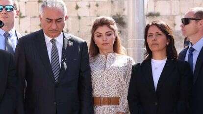 יורש העצר האיראני רזא פהלווי ורעייתו הנסיכה יסמין, בצפירת יום הזיכרון לשואה ולגבורה בכותל המערבי. מימין: השרה גמליאל. | אריאל זנדברג, לע״מ