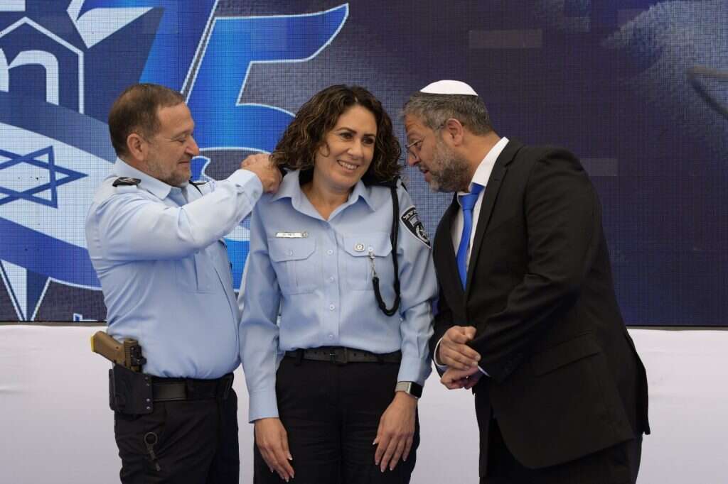 תנ"צ לימור נח מקודמת לתפקיד נצ"מ ומקבלת דרגות מהשר לביטחון לאומי איתמר בן גביר ומפכ"ל המשטרה קובי שבתאי, היום. | דוברות המשטרה