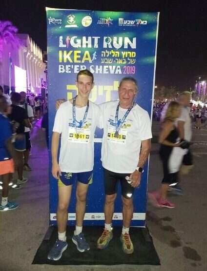 יצחק פיכמן עם איתן ז"ל במרוץ באר־שבע בשנת 9 201. | באדיבות המשפחה יצחק פיכמן עם איתן ז"ל במרוץ באר־שבע בשנת 9 201. | באדיבות המשפחה