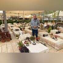 יצחק פיכמן ליד מצבת בנו. | באדיבות המשפחה יצחק פיכמן ליד מצבת בנו. | באדיבות המשפחה