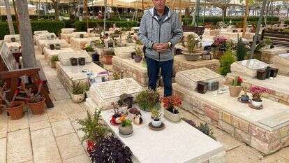 יצחק פיכמן ליד מצבת בנו. | באדיבות המשפחה יצחק פיכמן ליד מצבת בנו. | באדיבות המשפחה