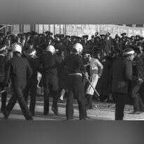 חרדים מפגיניםנגד נסיעה בכביש רמות בשבת, 1981. | חנניה הרמן, לע"מ חרדים מפגיניםנגד נסיעה בכביש רמות בשבת, 1981. | חנניה הרמן, לע"מ