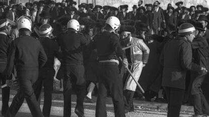 חרדים מפגיניםנגד נסיעה בכביש רמות בשבת, 1981. | חנניה הרמן, לע"מ