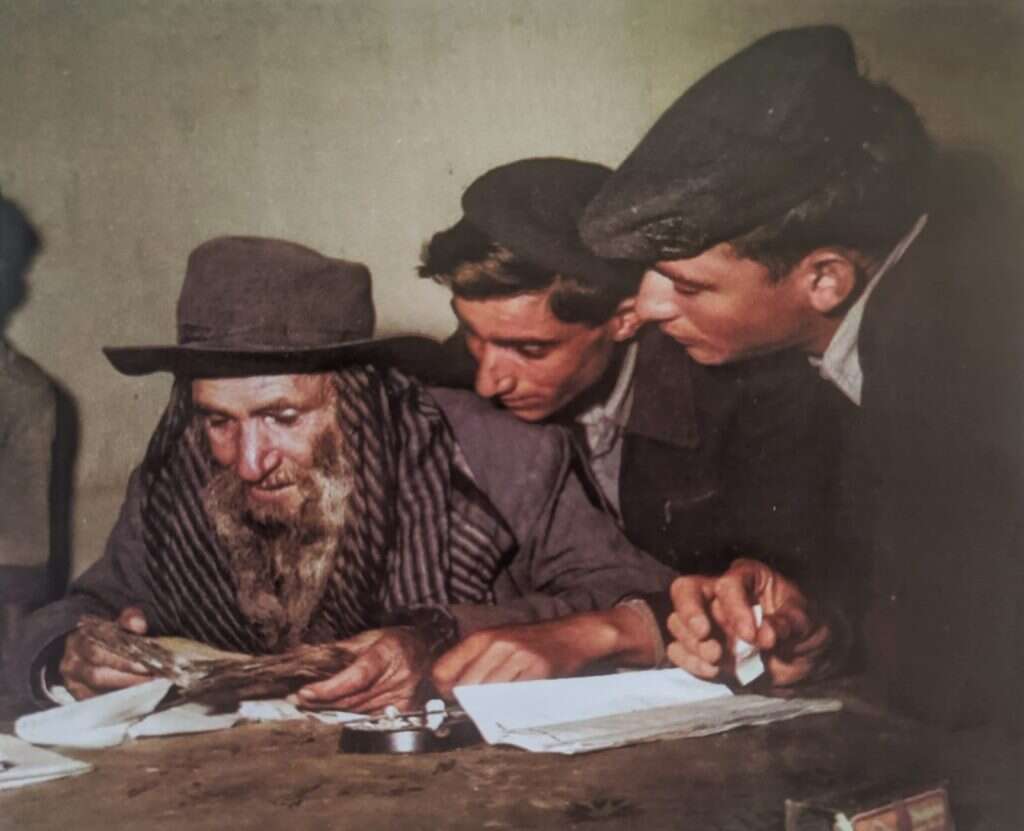 צלאח אליהו עם אביו ואחיו. | באדיבות המשפחה