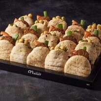 קייטרינג מונייר מציע מיני פיתה סביח פלאפל. צלם: אפיק גבאי