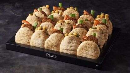 קייטרינג מונייר מציע מיני פיתה סביח פלאפל. צלם: אפיק גבאי