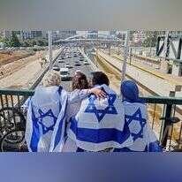 אזרחים עומדים בצפירה. | ג'ק גואז/AFP
