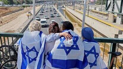 אזרחים עומדים בצפירה. | ג'ק גואז/AFP