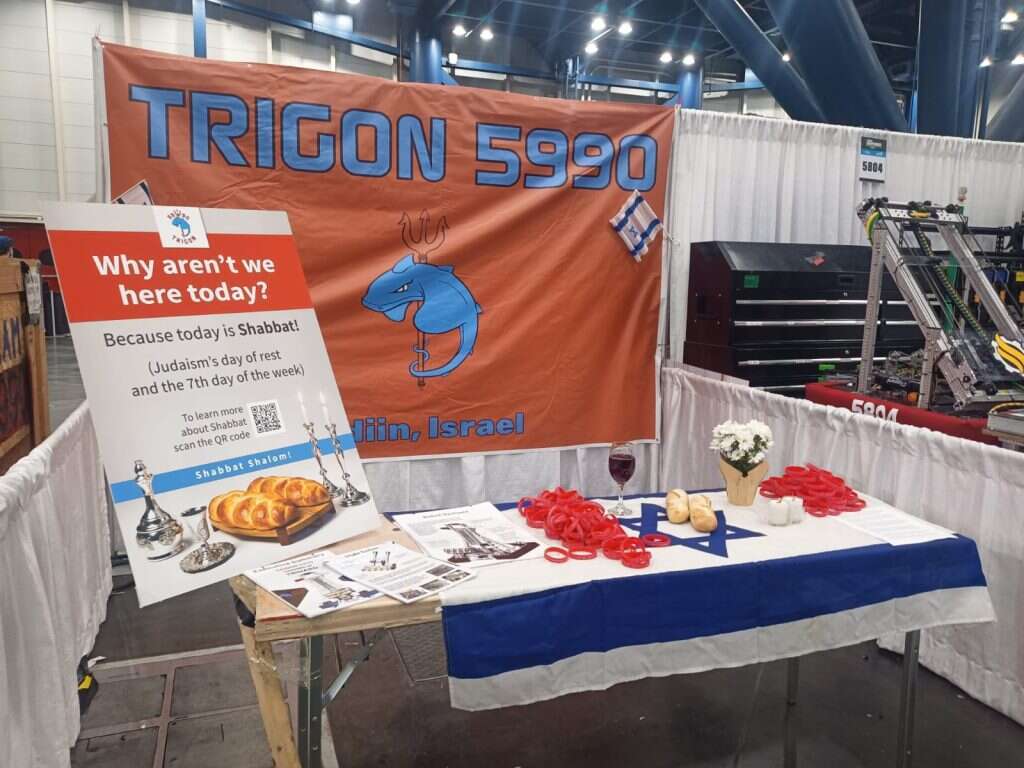 דוכן ההסברה על השבת שהקימו התלמידים. | קני גרין