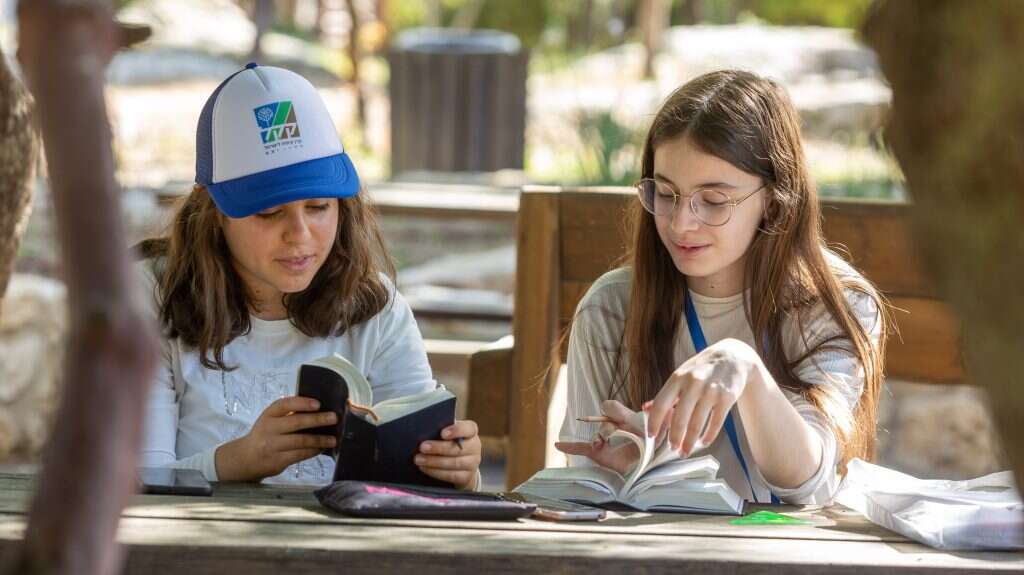 מתכוננות לחידון. | יוסי אלוני