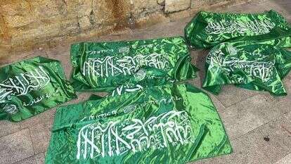 דגלי ארגון הטרור אותם ניסה החשוד להכניס להר. | דוברות המשטרה