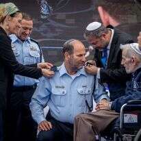 אברהם פרנקל, אביו של הנער נפתלי פרנקל הי"ד, בטקס קבלת הדרגות לאחר שמונה לנשיא בית הדין למשמעת של משטרת ישראל. | דוברות המשטרה