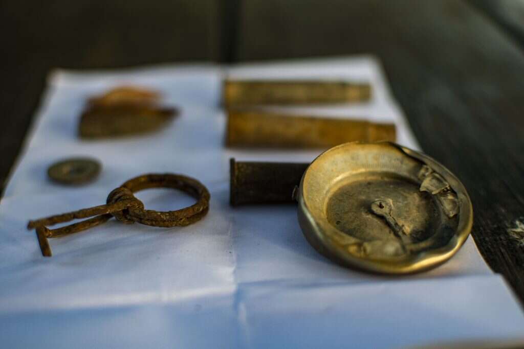 10.מימין- המצפן. משמאל- נצרה של רימון. | יולי שוורץ רשות העתיקות