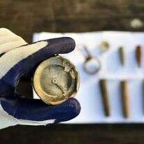 המצפן שנמצא בראש גבעת הקרב.. | יולי שוורץ רשות העתיקות