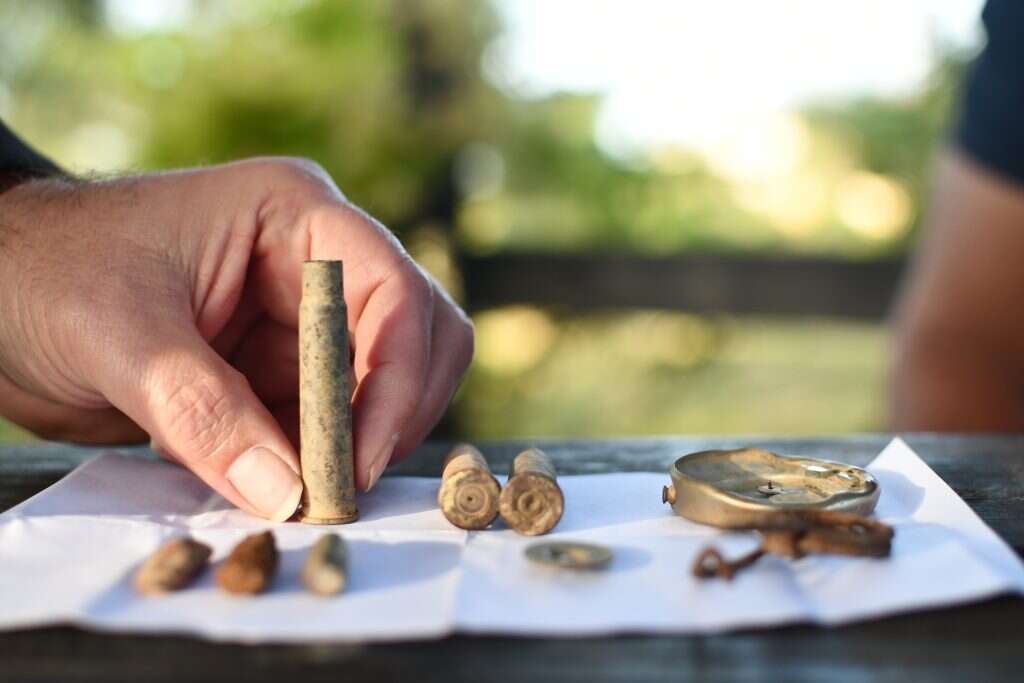 תרמילי מקלע מסוג ברן שהתגלו בזירת הקרב. | יולי שוורץ רשות העתיקות