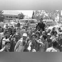 טל ברודי על הכתפיים  עם שחקני מכבי תל אביב יחד עם חיילים, בשער פטמה. | דובר צה"ל, שלמה אבידן. באדיבות ארכיון צה"ל במשרד הביטחון