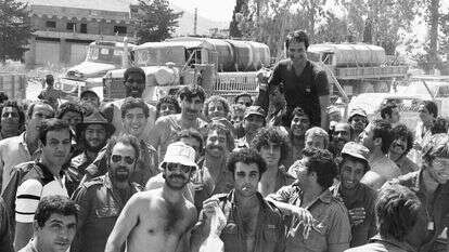 טל ברודי על הכתפיים  עם שחקני מכבי תל אביב יחד עם חיילים, בשער פטמה. | דובר צה"ל, שלמה אבידן. באדיבות ארכיון צה"ל במשרד הביטחון