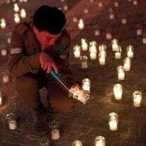 חיילת צה"ל מדליקה נר זיכרון באירוע יום הזיכרון בכנסת. | פלאש 90