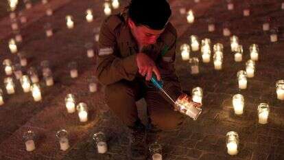 חיילת צה"ל מדליקה נר זיכרון באירוע יום הזיכרון בכנסת. | פלאש 90