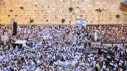 דגלי ישראל בכותל המערבי. מתוך אתר הקרן למורשת הכותל המערבי