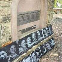 האנדרטה לזכר הנופלות בגוש עציון. | בי"ס שדה כפר עציון