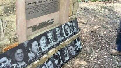 האנדרטה לזכר הנופלות בגוש עציון. | בי"ס שדה כפר עציון