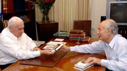 אריק שרון אכל בייגלה יבשים בשעה שהקשיב לעצותיו של עמיר בעניין קליטת האתיופים. | עמוס בן גרשום, לע"מ