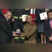 אל"מ (מיל') גולן ואך מקבל את אות ההוקרה מנשיא טורקיה ארדואן. | דובר צה"ל