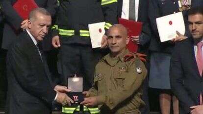 אל"מ (מיל') גולן ואך מקבל את אות ההוקרה מנשיא טורקיה ארדואן. | דובר צה"ל