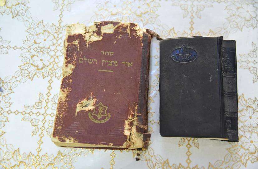 הסידור והתנ"ך ששלום נשא עימו תמיד. | עזרא טראבלסי