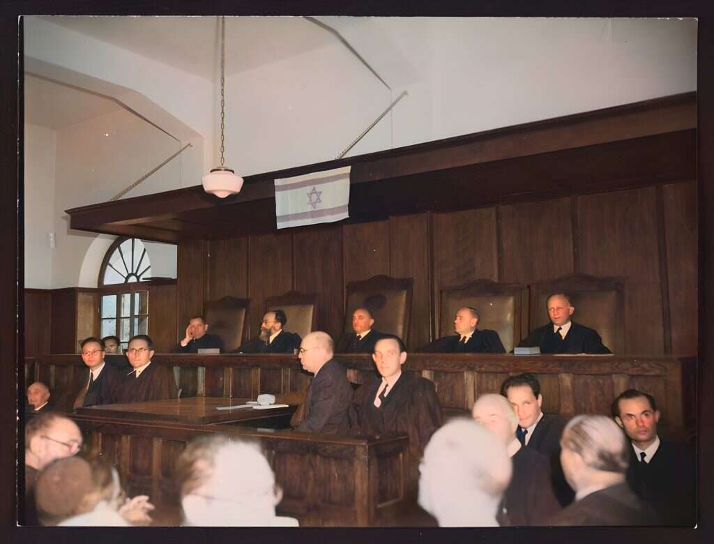 בט"ו בתמוז תש"ח מונה ההרכב הראשון של הערכאה המשפטית העליונה במדינת היהודים. הרב אסף על דוכן השופטים (שני משמאל). | האוסף הלאומי לתצלומים ע"ש משפחת פריצקר, הספריה הלאומית