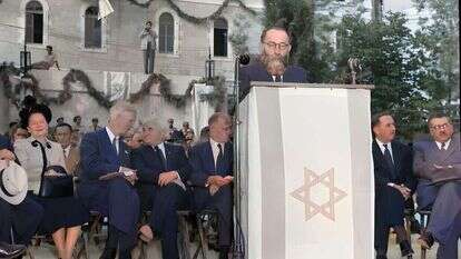 השופט אסף נואם בטקס פתיחת הספריה הלאומית, הפקולטה לרפואה באוניברסיטה העברית, מאי 1949 . משמאל: דוד בן־גוריון. | האוסף הלאומי לתצלומים ע"ש משפחת פריצקר,אוסף מיתר.