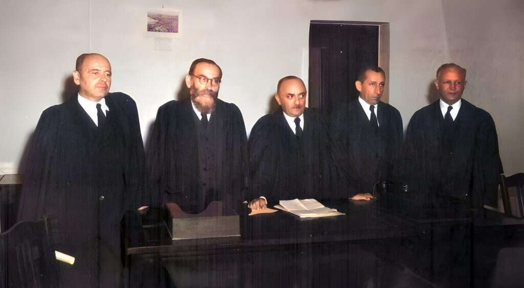 נבחרו כמעט לפי מפתח מפלגתי. מימין: שופטי העליון הראשונים יצחק אולשן, מנחם דונקלבלום, משה זמורה, הרב אסף ושניאור זלמן חשין. | באדיבות לזר דינר, מגזין לשכת עורכי הדין, מחוז ת"א