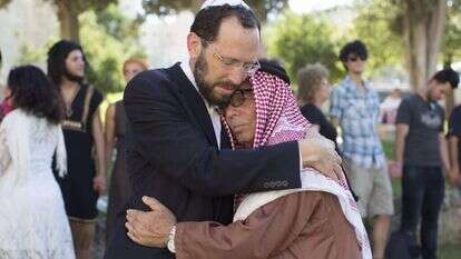 חיבורים עם אנשי דת המוכנים לקרוא יחד בשם השם. הרב יעקב נגן וחאג' איברהים אחמד אבו אל־הווא באירוע "החיבוק הגדול", ירושלים 2013. | שרה שומן, פלאש 90