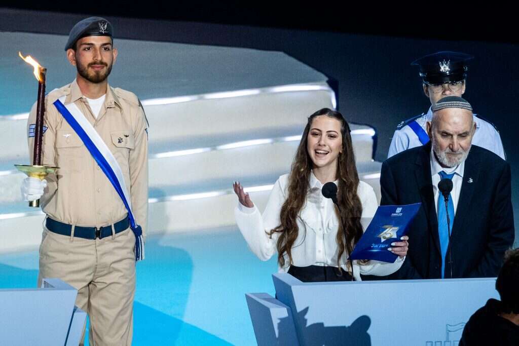 ליצור הזדהות אצל הנוער. עמיחי בטקס הדלקת המשואות. | יונתן זינדל, פלאש 90