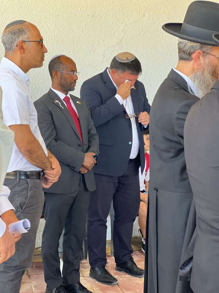 ח"כ מיכאל ביטון מעל קבר אחיו, הבוקר. ח"כ מיכאל ביטון מעל קבר אחיו, הבוקר.