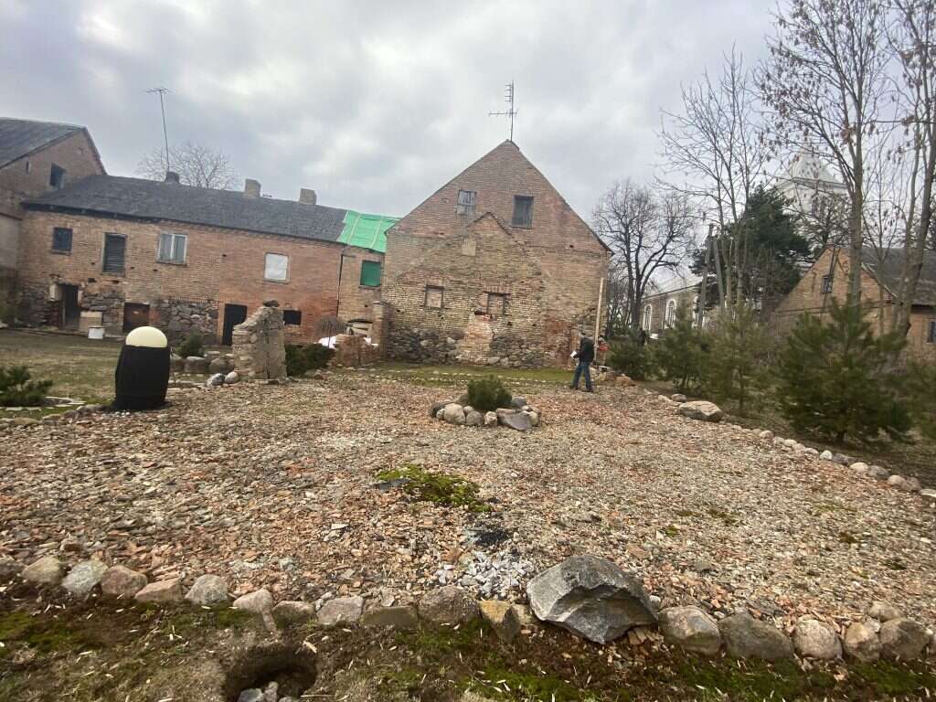 רק אבנים מסמנות את המקום בו שכנו בית הכנסת וביתו של הראי"ה קוק בזיימל, ליטא. | אריאל שנבל