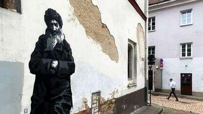 ציור של דמות יהודי בגטו וילנה הישן, במסגרת מיזם "קירות זוכרים". | גטי אימג'ס