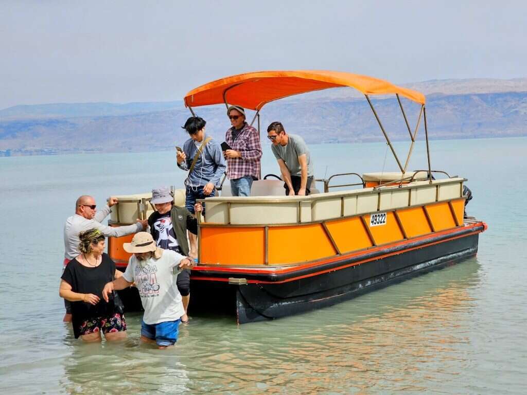 להביא אנשים שיתחילו לדבר. סירת הסיור. | נעם בדין