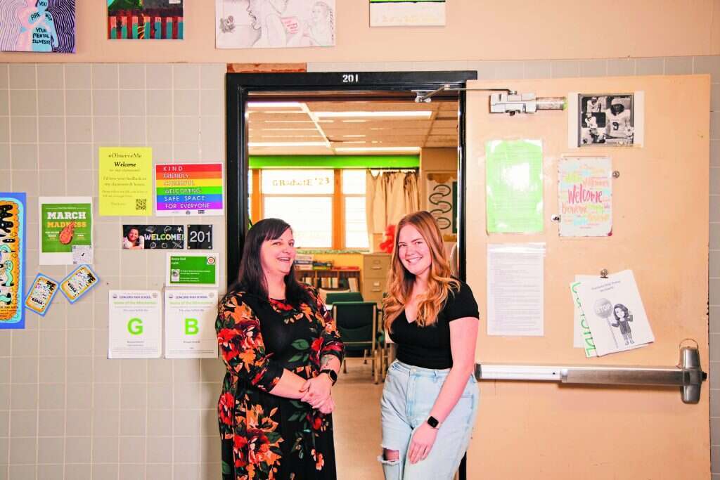 עוד לא ברור כיצד תשתלב בינה מלאכתותית בעולם החינוך. מה שחשוב יהיה לשמור עליו הוא שיח פתוח עם התלמידים. רבקה דל(משמאל) ותלמידתה לוסי גץ. | אנדריאה לו, הוושינגטון פוסט