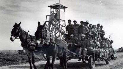 חיילי נחלאים א' יוצאים לעבודה חקלאית, 1952. | באדיבות ארכיון נחל עוז