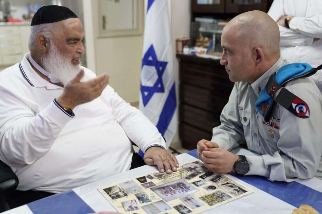 קצין תותחנים ראשי מבקר את שלום. | דובר צה"ל