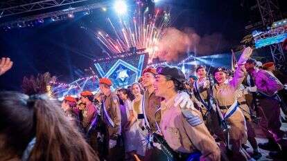 חוגגים עצמאות בהר הרצל, אמש. | יונתן זינדל/פלאש 90 חוגגים עצמאות בהר הרצל, אמש. | יונתן זינדל/פלאש 90