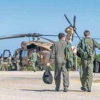 טייסים ישראליים בדרכם למסוק לקראת מטס חיל האוויר.