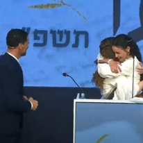 רגע הזכייה של אמונה כהן, אחרי מאבק צמוד עם סגניתה נטע לקס. | מסך מתוך השידור החי